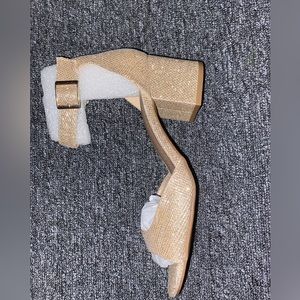 size 7.5 DREAM PAIRS shoes.bought for prom but switched to silver shoes